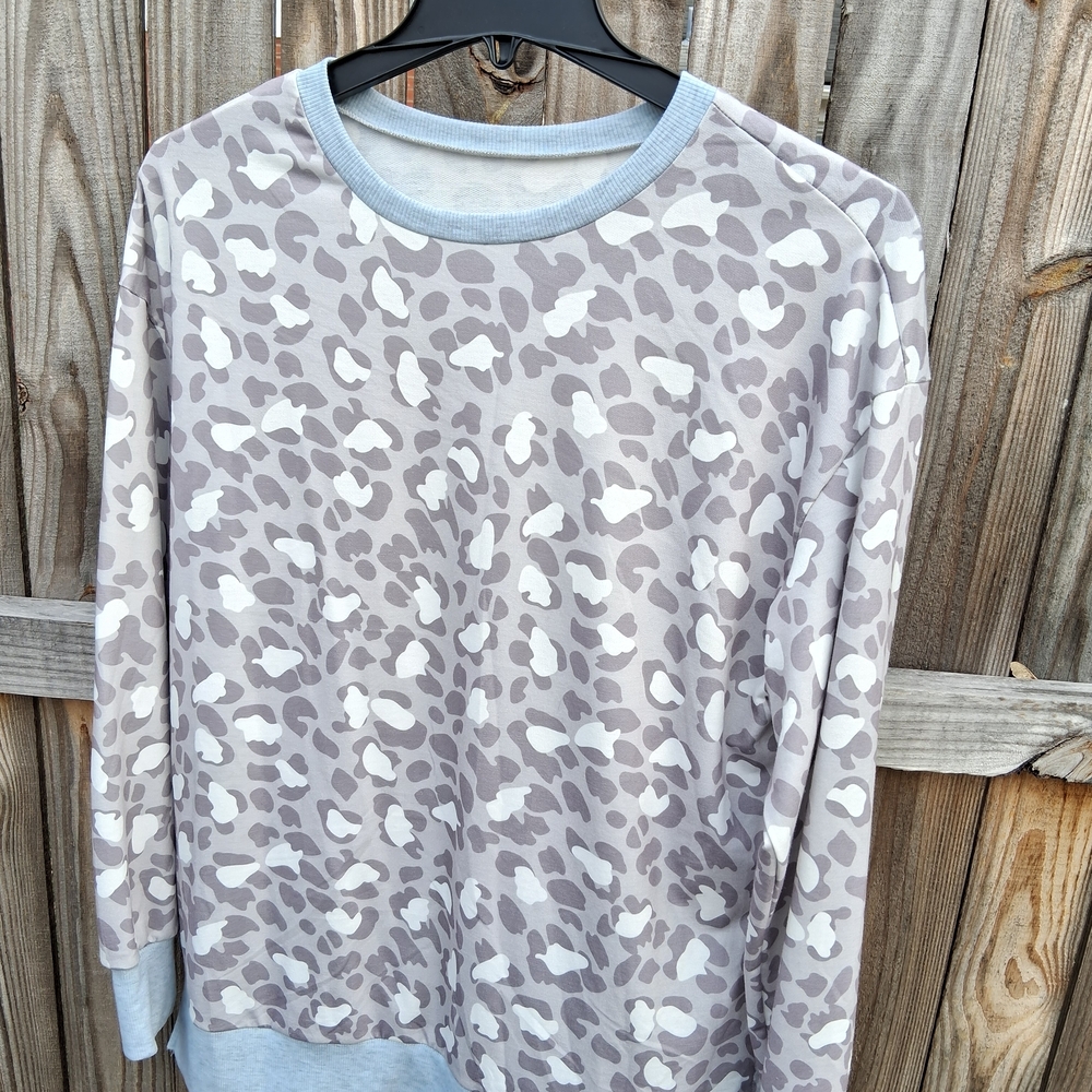 Leopard Print Women's Sweater - Gray and White